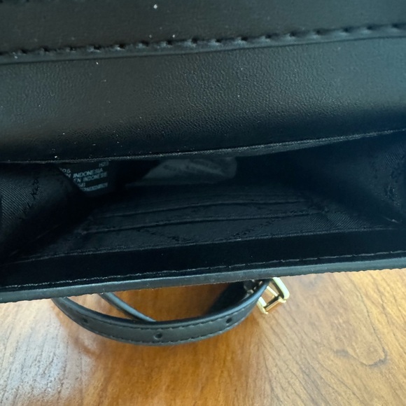 Micheal Kors crossbody - Picture 6 of 6